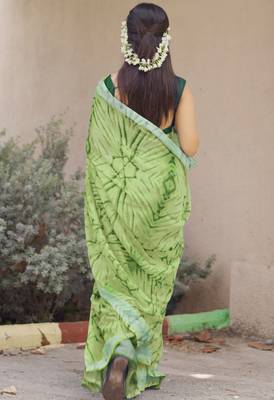 green shibori geometric print cotton blend saree with blouse piece 4