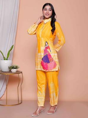  womens yellow digital printed kurta set 2