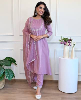 Lavender embroidered kurta set with georgette dupatta 2