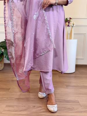 Lavender embroidered kurta set with georgette dupatta 3