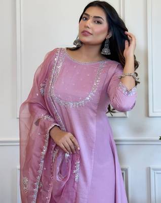 Lavender embroidered kurta set with georgette dupatta 4