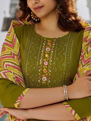 Olive green kurta set with printed dupatta 2