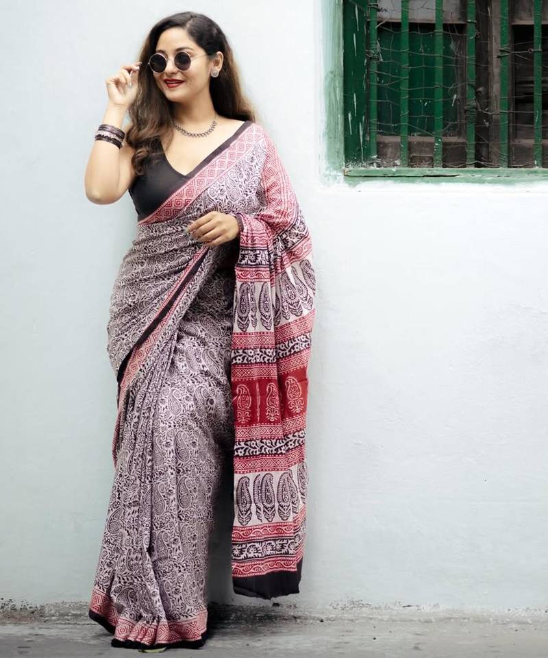 Red and black linen paisley motif saree