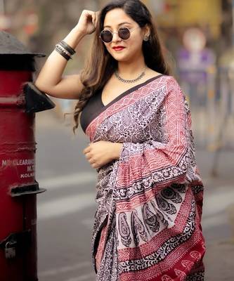 Red and black linen paisley motif saree 3