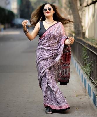 Red and black linen paisley motif saree 4