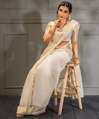 Classic off-white silk blend saree with golden zari border 1
