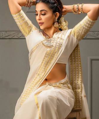 Classic off-white silk blend saree with golden zari border 2