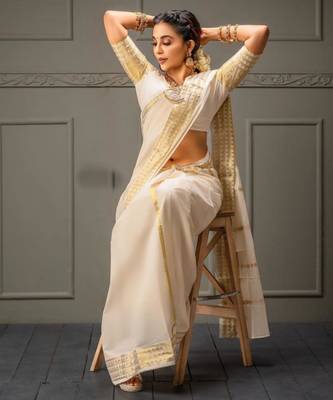 Classic off-white silk blend saree with golden zari border 3