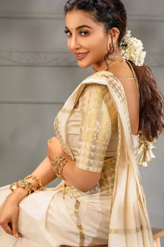 Classic off-white silk blend saree with golden zari border