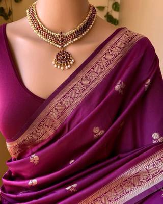 Magenta silk blend saree with classic gold zari border 5