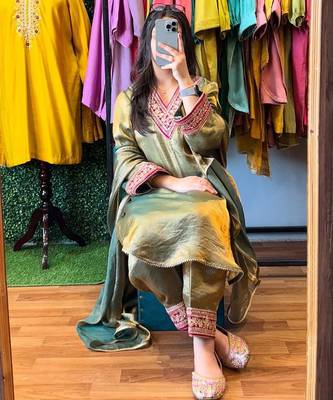 Light green embroidered kurta set 2
