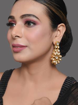Gold toned floral kundan earrings 1