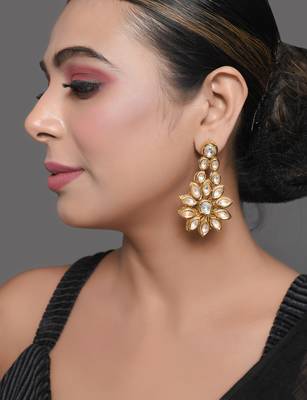 Gold toned floral kundan earrings 3