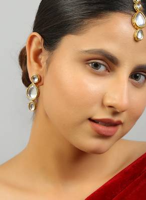 Handcrafted kundan maang tikka & earrings set 1