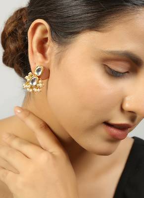 Handcrafted kundan stud earrings with pearls 1
