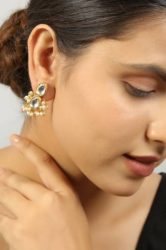 Handcrafted kundan stud earrings with pearls