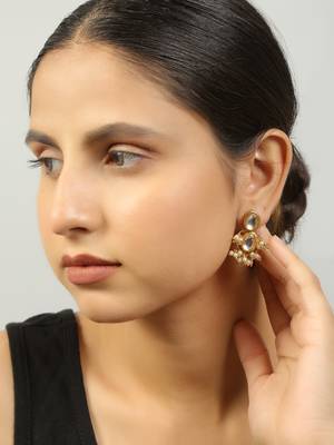 Handcrafted kundan stud earrings with pearls 2