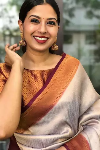 contrast brocade pyramid cream saree with unstitched blouse