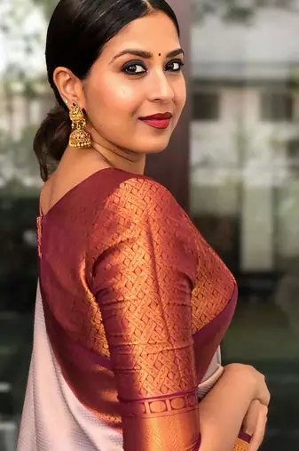  contrast brocade pyramid cream saree with unstitched blouse