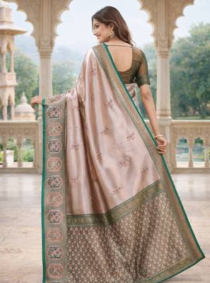 Green gajri silk blend saree with unstitched blouse piece 3