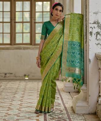 Green soft raw silk zari woven saree with blouse 3