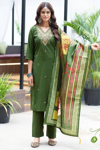 Green women’s premium viscos roman silk kurti set with hand & embroidery work