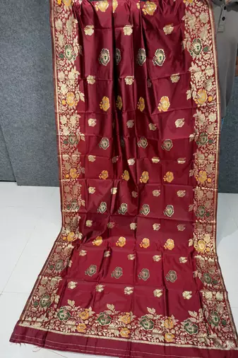 red color banarasi art silk saree with plain blouse