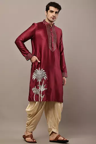 Men’s maroon embroidered kurta with contrast threadwork & decorative motif