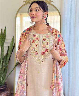 Off-white embroidered kurta set 2