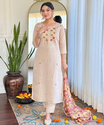 Off-white embroidered kurta set 4