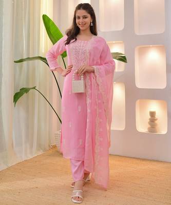 Baby-pink festive suit with heavy dupatta 2