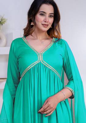 Green lace solid rayon stitched v-neck flared pant suit set 4