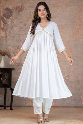 White lace solid rayon stitched v-neck flared pant suit set 3