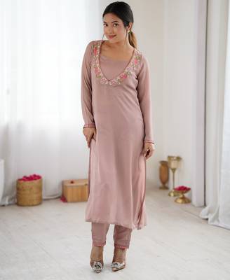 Dusty rose floral embroidered v-neck kurta pant set 1