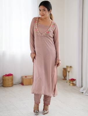 Dusty rose floral embroidered v-neck kurta pant set 5