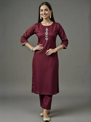 Maroon embroidered rayon kurta set 2