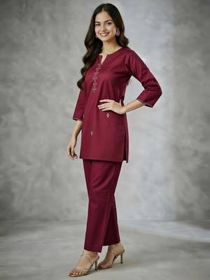 Maroon embroidered rayon kurta set 2