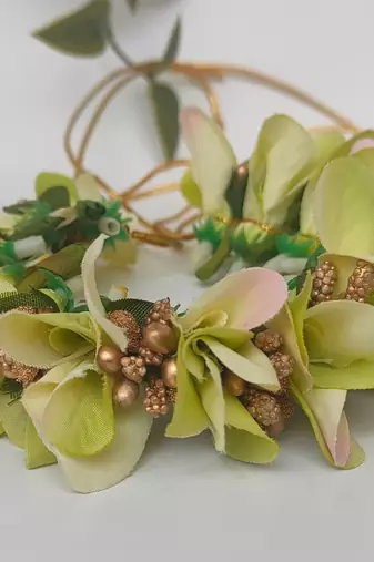 Green orchids gajra