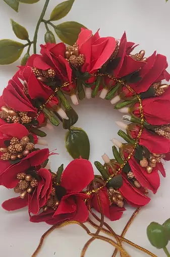 Red orchids gajra