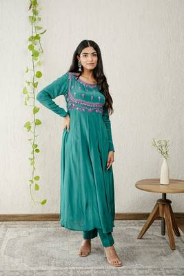 Green crepe embroidered kurta sets 2