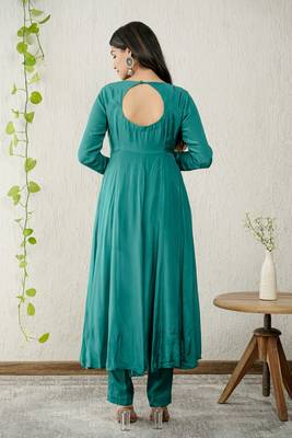 Green crepe embroidered kurta sets 4
