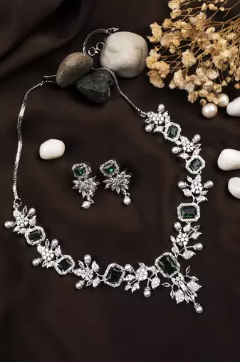 Statement green ad necklace set