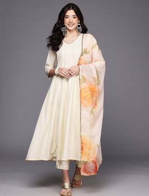 Off white solid poly crepe kurta sets 1