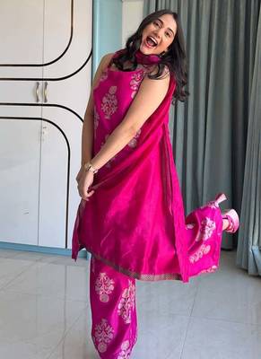 Pink printed art silk kurta sets 4