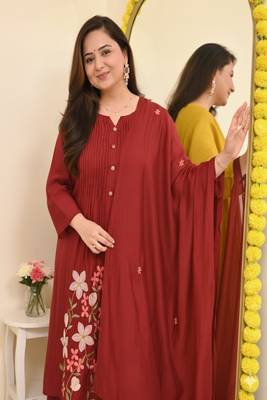 Floral embroidered round neck  cotton kurta trosuer and dupatta set 2