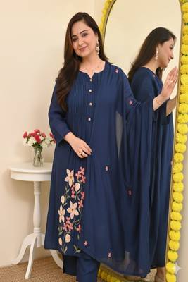 Floral embroidered round neck  cotton kurta trosuer and dupatta set 2