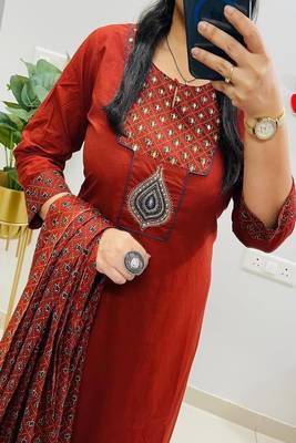Floral embroidered round neck  cotton kurta trosuer and dupatta set 3