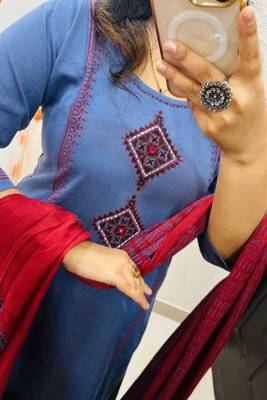 Floral embroidered round neck cotton kurta trosuer and dupatta set 4