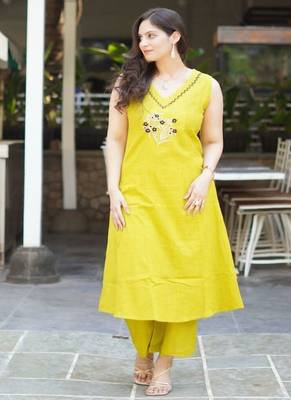 Floral embroidered cotton v neck kurta & trouser set 3