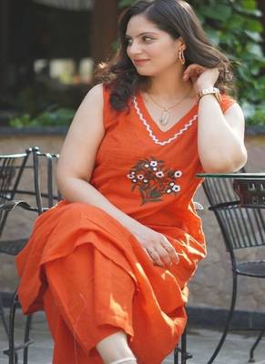 Floral embroidered cotton v neck kurta & trouser set 3